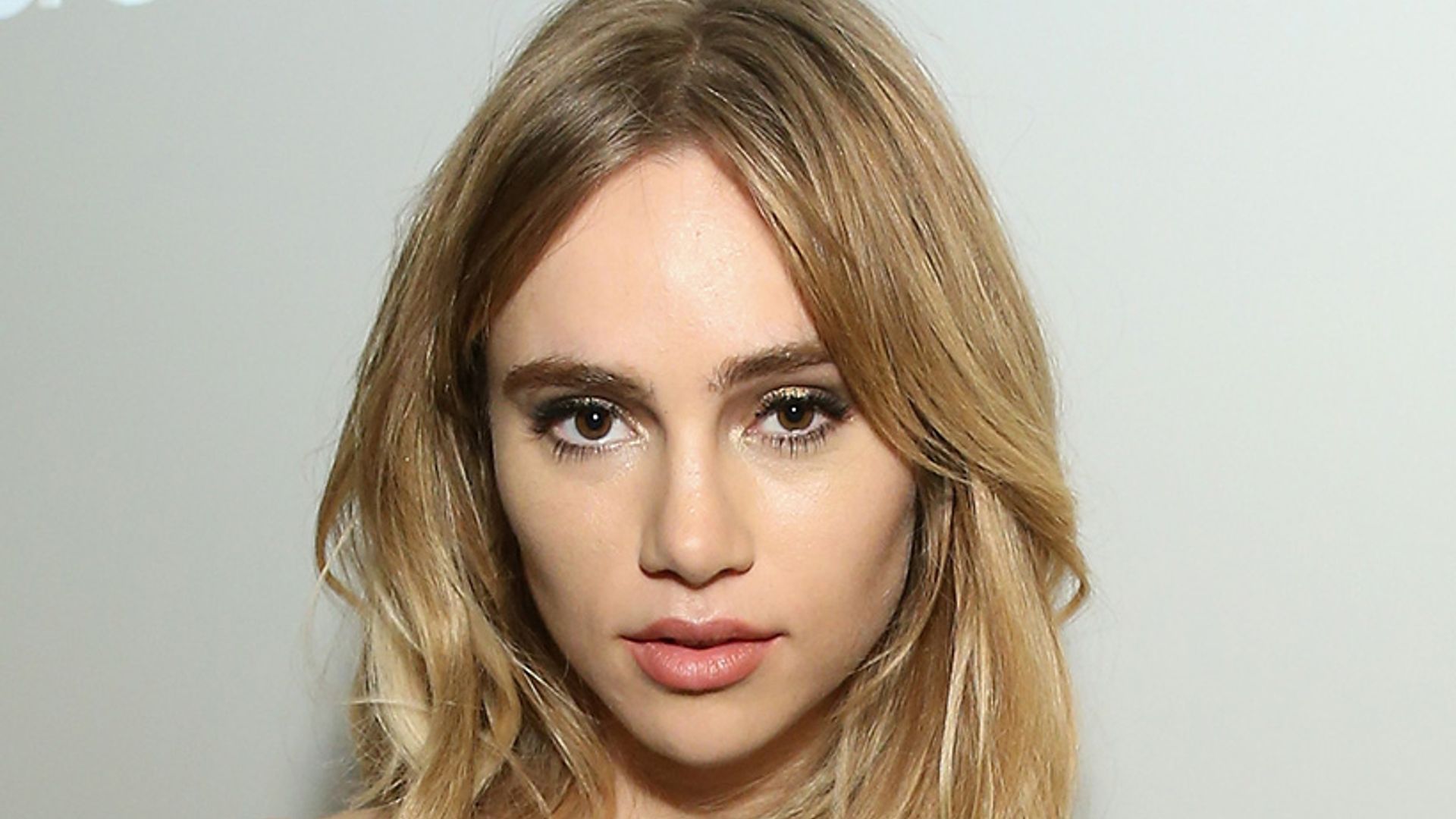 Good looking suki waterhouse перевод. Сьюки Уотерхаус. Сьюки Уотерхаус ринопластика. Сьюки Уотерхаус без макияжа. Сьюки Уотерхаус пластика.