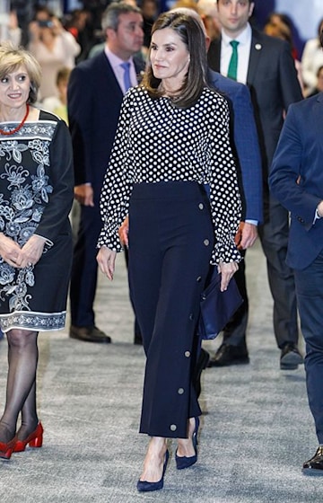 LOVE this look! Queen Letizia nails sailor chic in navy polka dot ...