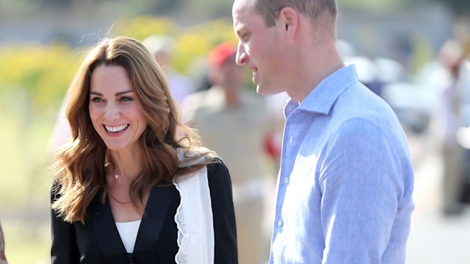 kate-middleton-pakistan-black-shoes