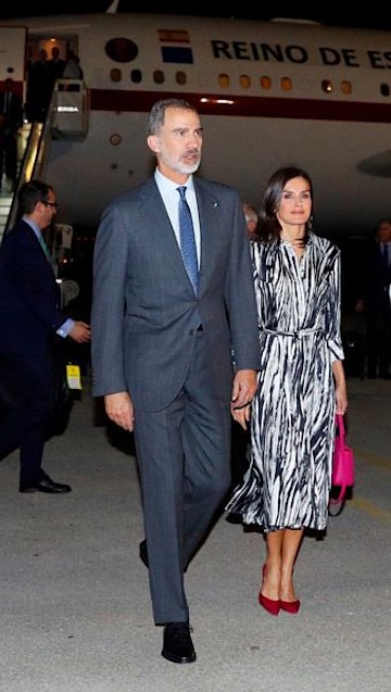 Queen Letizia nails airport chic wearing hot pink accessories in Cuba ...