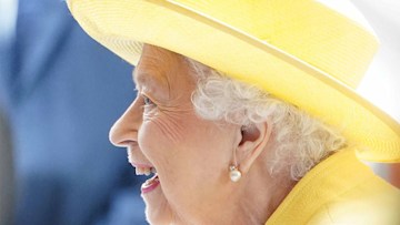 the-queen-wearing-yellow