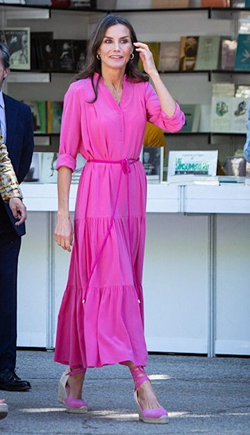 Queen Letizia looks so chic in pink dress and wedges combo - and it's ...