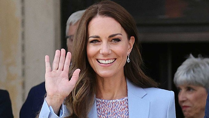 Kate Middleton looks truly breathtaking in the sleekest coat and heels ...