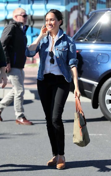 meghan markle wearing madewell denim jacket canvas tote mother jeans