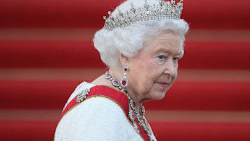 the-queen-wearing-tiara