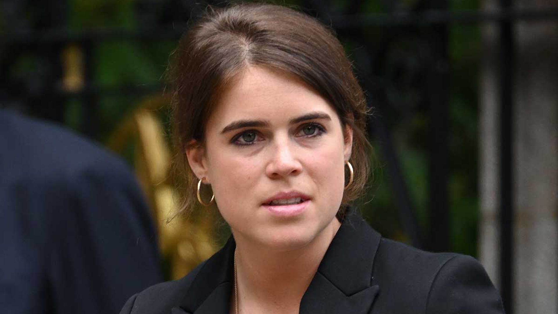 princess-eugenie-looks-graceful-in-gothic-accessory-for-difficult