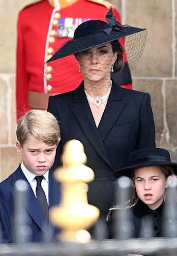 Royals in mourning bows: Kate Middleton, Princes Beatrice, Princess ...