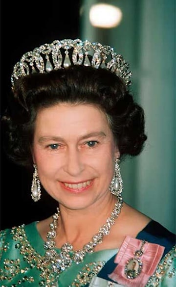 Queen Elizabeth II's most breathtaking jewellery and tiara moments ...