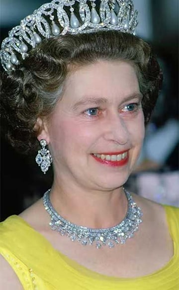 Queen Elizabeth II's most breathtaking jewellery and tiara moments ...