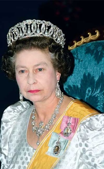 Queen Elizabeth II's most breathtaking jewellery and tiara moments ...