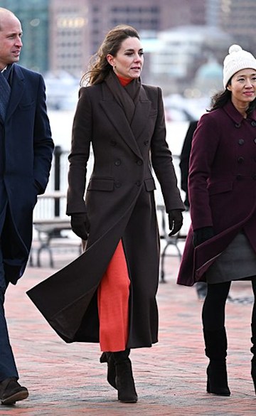 Kate Middleton spices up her style in slinky knit midi skirt and heels ...