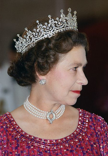 the queen wearing pearls