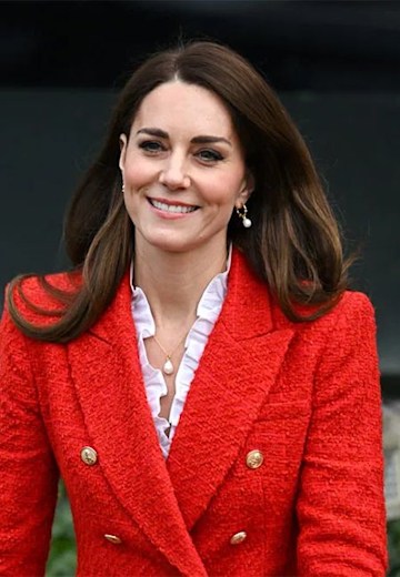 princess kate in a pealr necklace