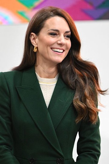 kate middleton wears gold earrings