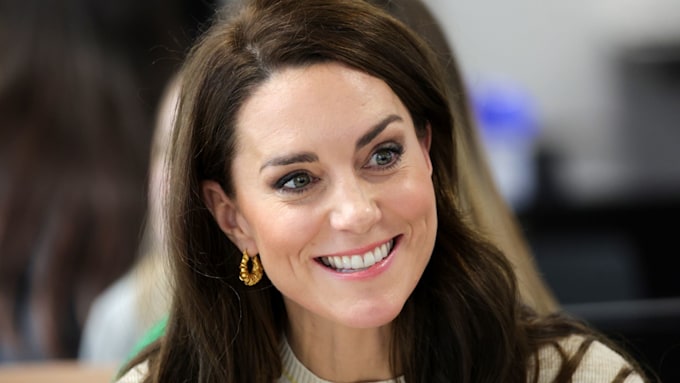 Kate Middleton cream dress gold earrings