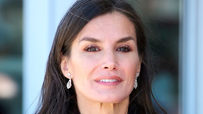 Queen Letizia in drop earrings 