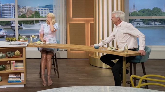 Holly Willoughby apologises as she spoils surprise live on This Morning ...