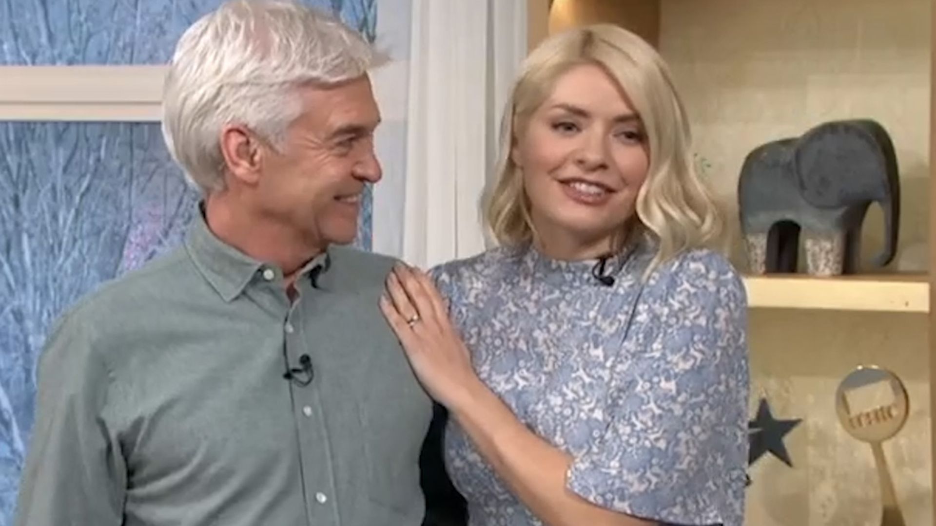 This Mornings Phillip Schofield And Holly Willoughby Spark Reaction As They Embrace On Tv Hello 