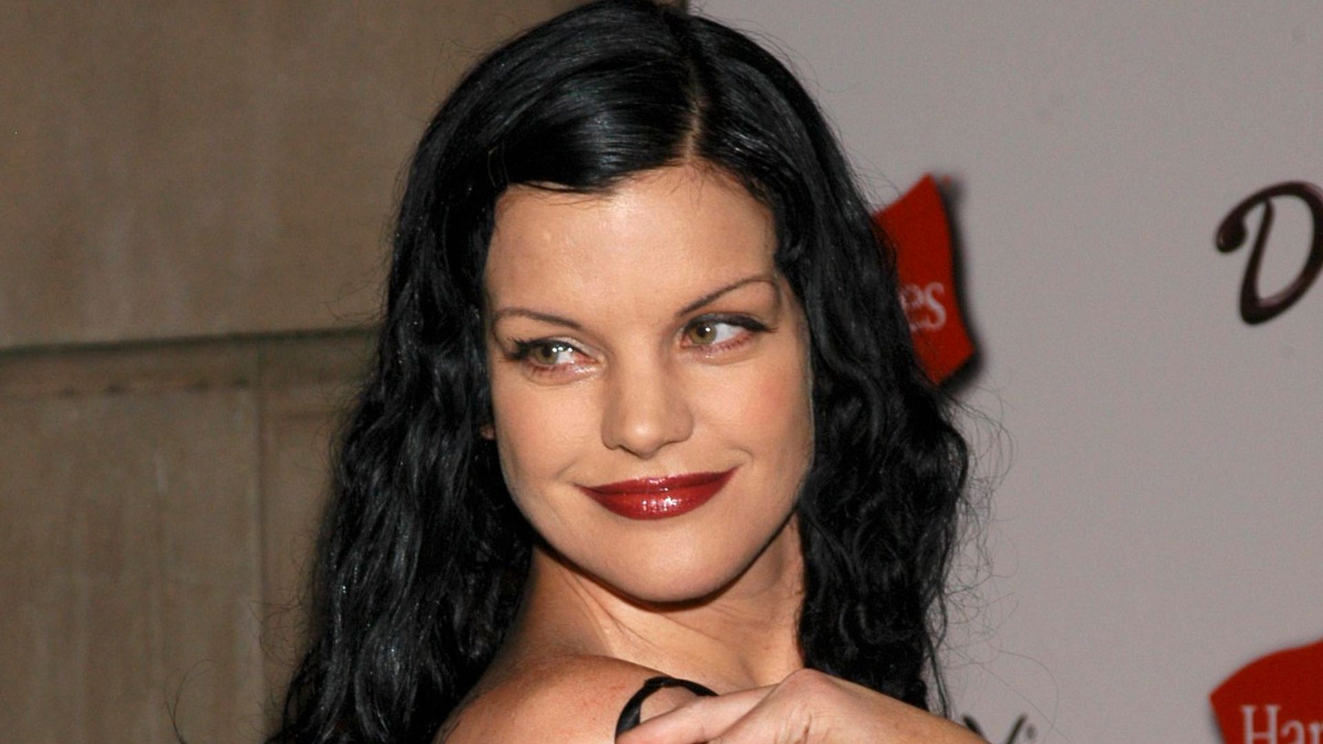 Ncis Star Pauley Perrette S Pays Heartbreaking Tribute To Late Friend Hello