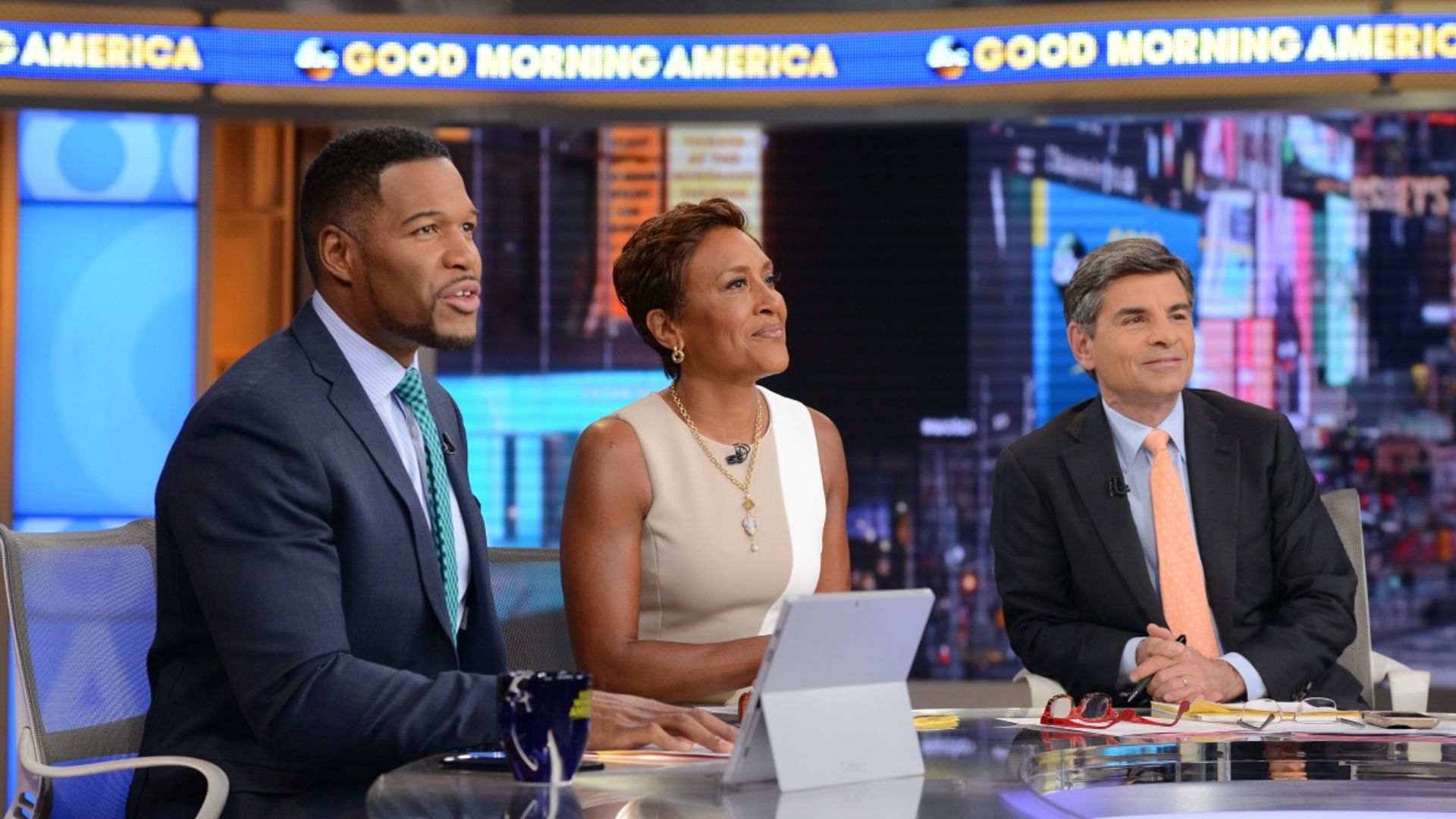 Good Morning America hosts come together for live on-air wedding ...