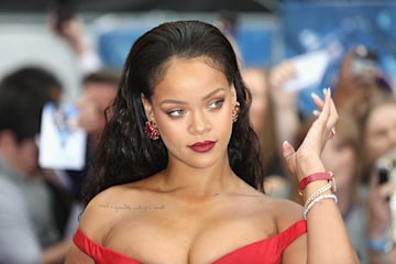 Rihanna luce un vestido rojo en la ceremonia de premiación