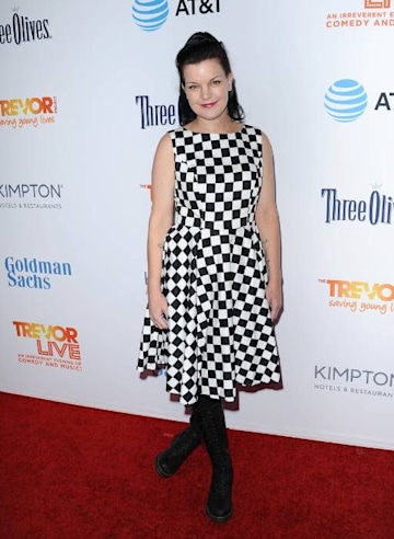 ncis star pauely perrette on the red carpet 