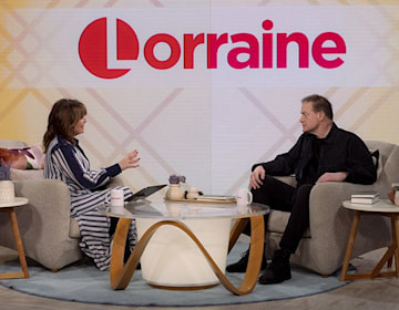 Lorraine Kelly y Brendan Fraser se sentaron en sofás durante la entrevista. 