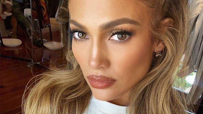 Jennifer Lopez unveils long hair transformation as she poses inside New York home | HELLO! Jennifer Lopez unveils long hair transformation as she poses inside New York home | HELLO!