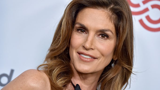 9. How to Style Your Hair Like Cindy Crawford - wide 3