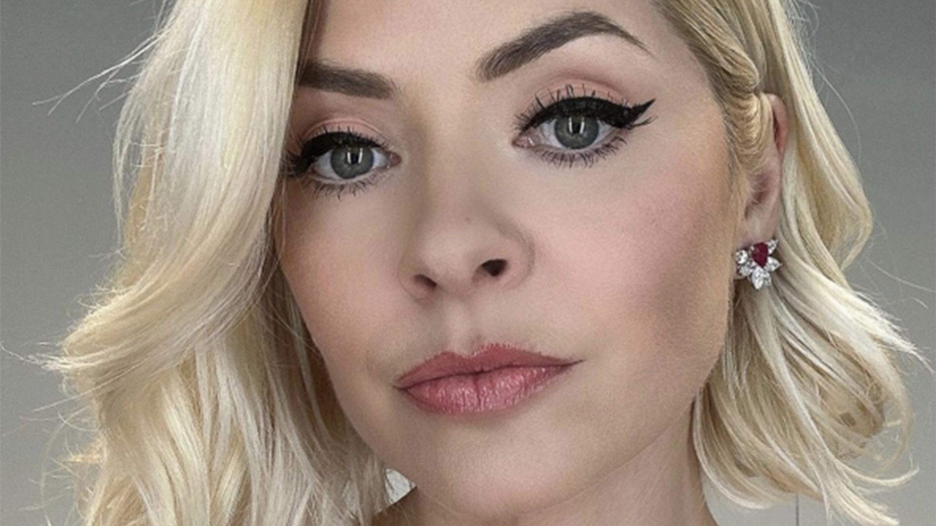 This is the miracle hair growth shampoo used by Holly Willoughby - and the  experts approve | HELLO!