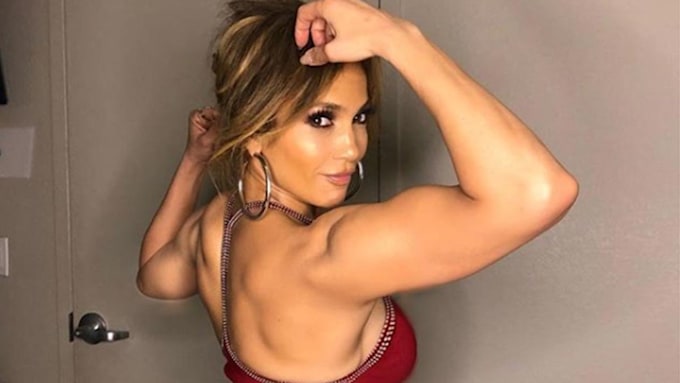 Jennifer-Lopez-muscles-pose