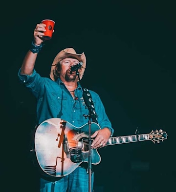 toby-keith-on-stage