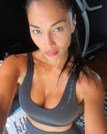 nicole-scherzinger-sports-bra