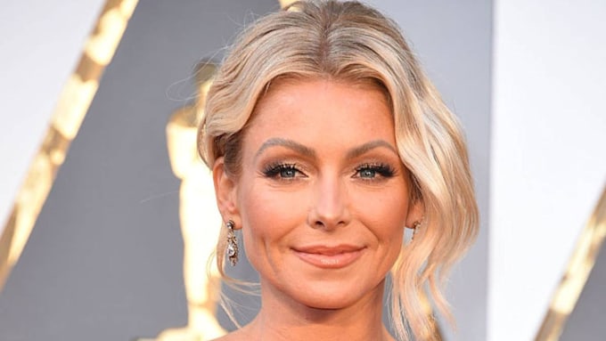 Kelly Ripa 52 Displays Jaw Dropping Abs In Barely There Crop Top
