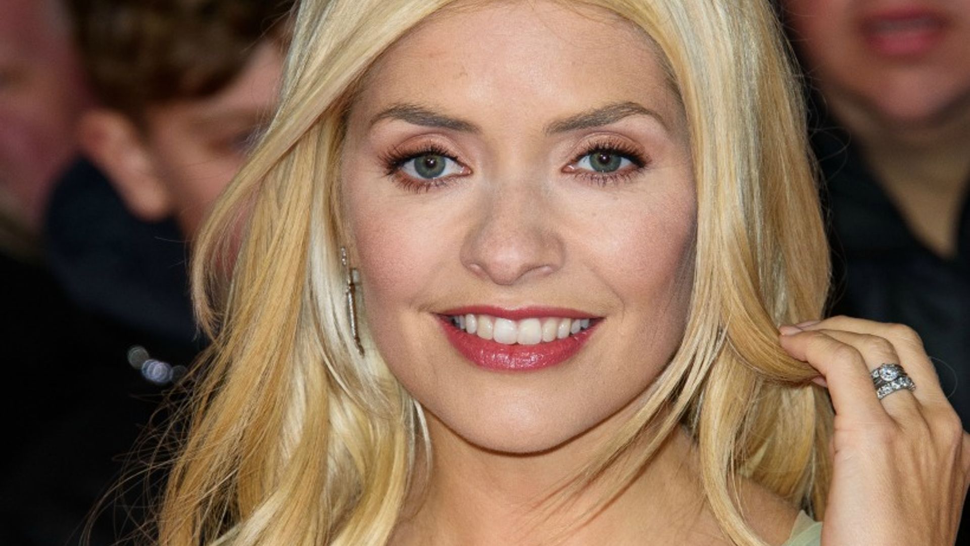 Holly Willoughbys Makeup Artist Reveals She Uses £10 Burts Bees Lip Balm Hello 