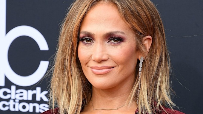 Jennifer Lopez Wore A Manicure Made From A Genuine $100 Bill 