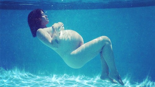 Pregnant Alanis Morissette poses naked in stunning underwater photo