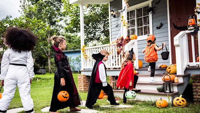 Halloween: Is it safe to trick-or-treat with your kids in the COVID-19 ...