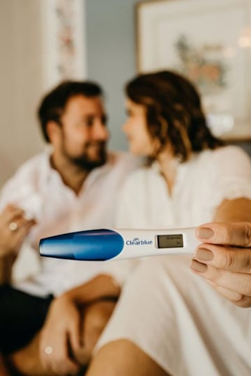 pregnancy-test-couple