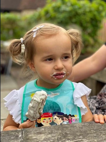Ella avec de la glace