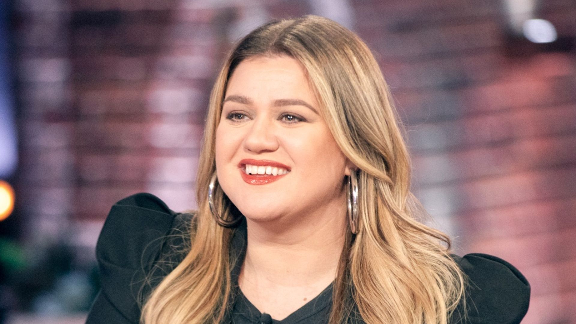 Kelly Clarkson relives beautiful memory with her two kids live on-air |  HELLO!