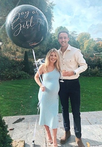 mollie king pregnant with fiance stuart  