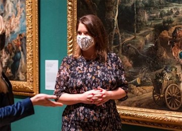 Pregnant Princess Eugenie in an art gallery