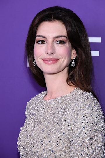 Anne Hathaway looks enchanting in silver pearl-encrusted Valentino gown ...