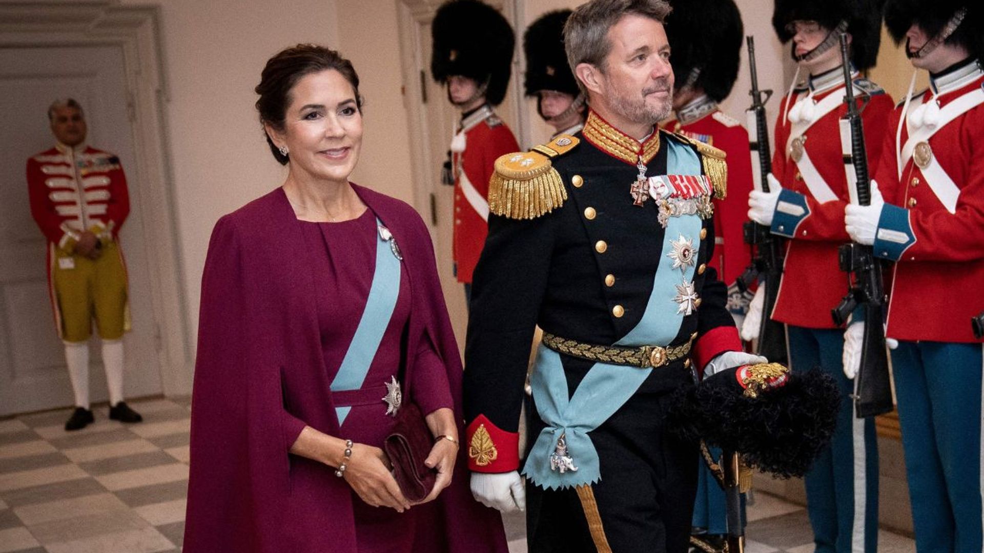 Crown Princess Mary of Denmark just twinned with Kate Middleton in ...