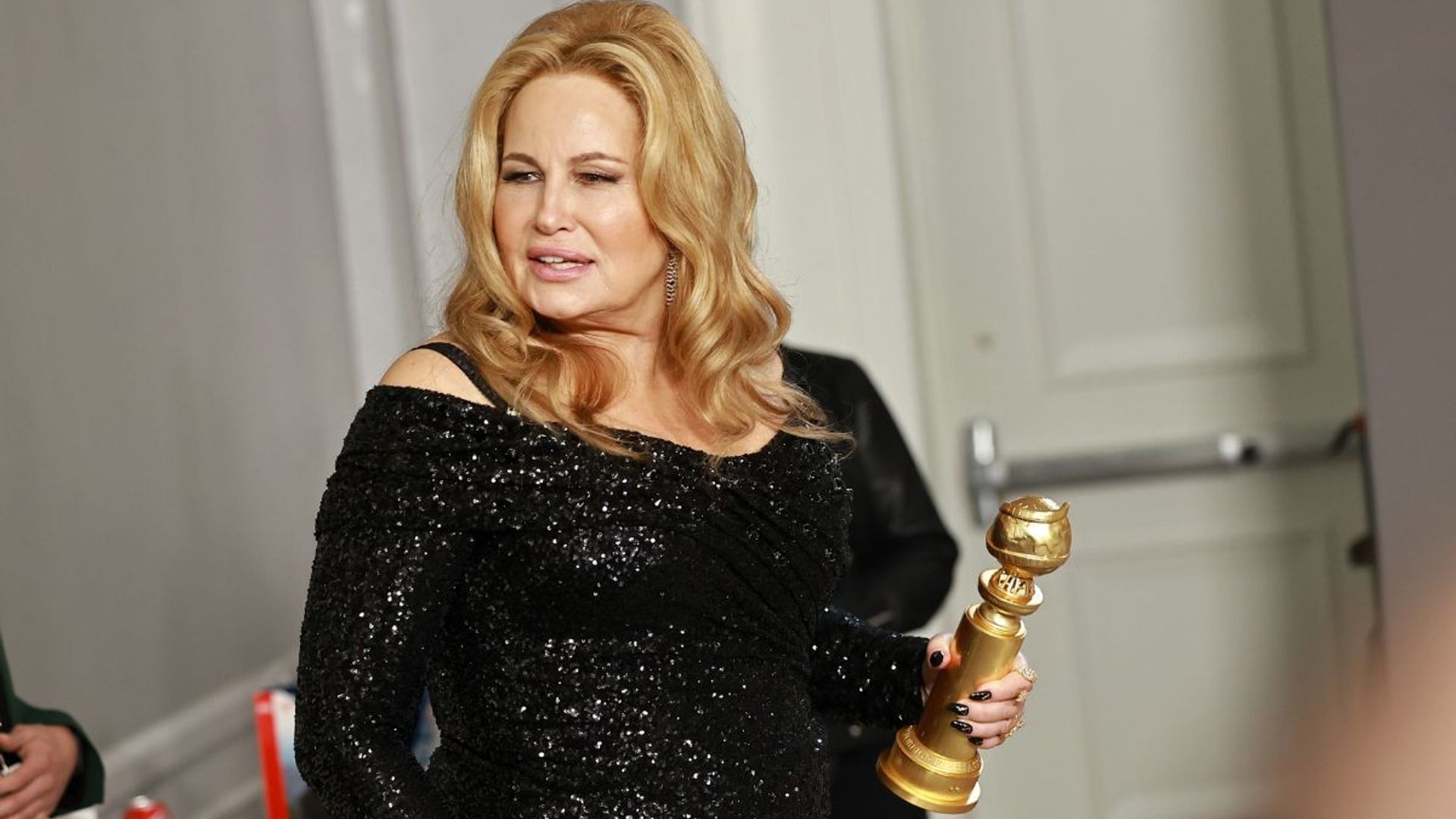 Jennifer Coolidge takes makeup tips from Victoria Beckham for the 2023 Golden Globes – see photos