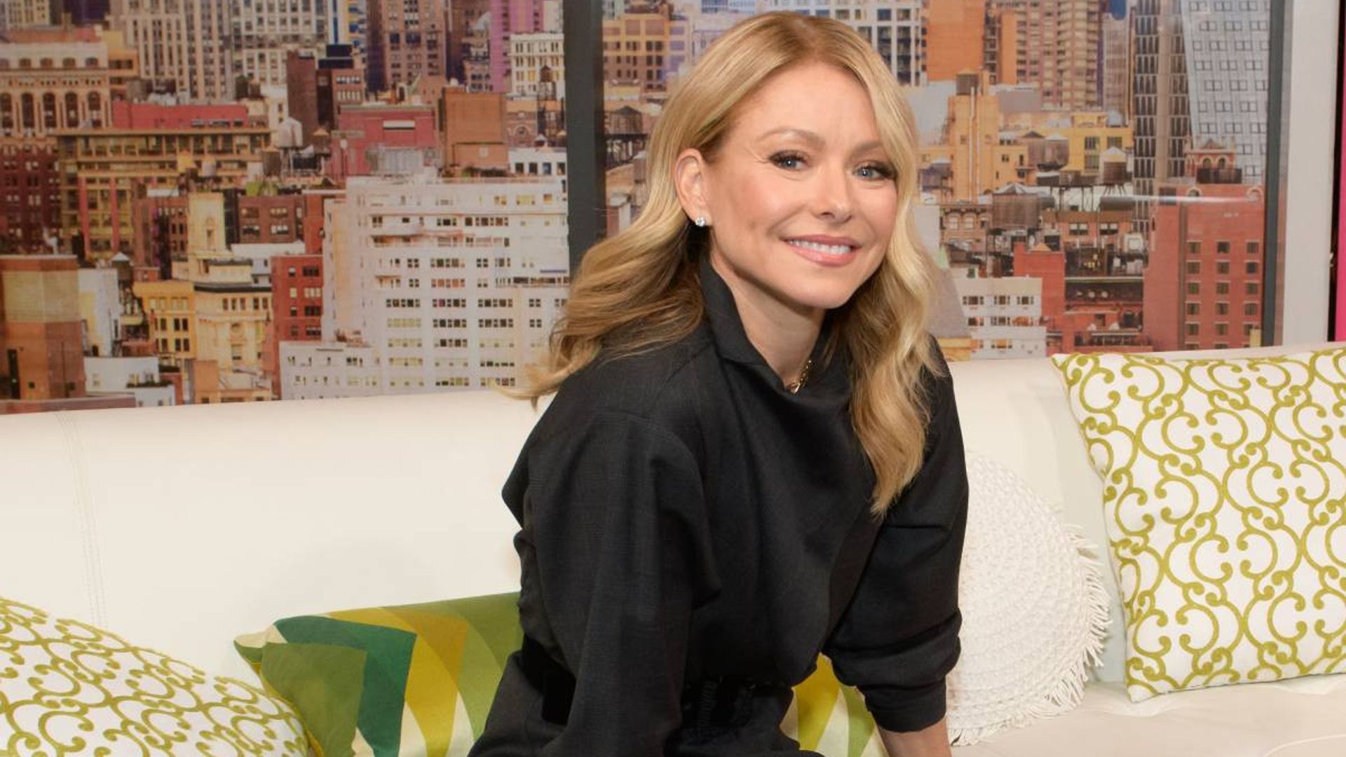 Kelly Ripa reveals unseen living room at home in the Hamptons - take a ...