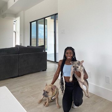 simone living room with her dogs