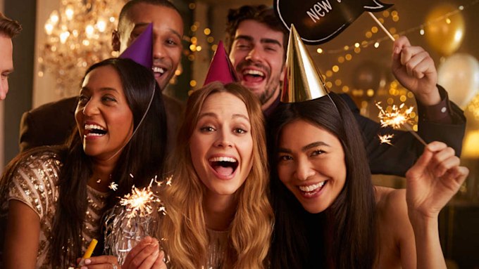 22 New Year's Eve decorations & home decor ideas to ring in 2022 with ...