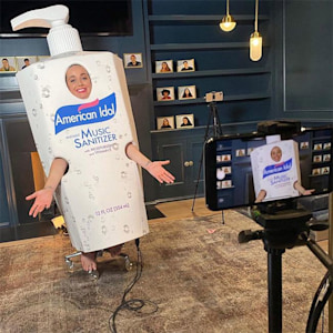 1-Katy-Perry-house-living-room